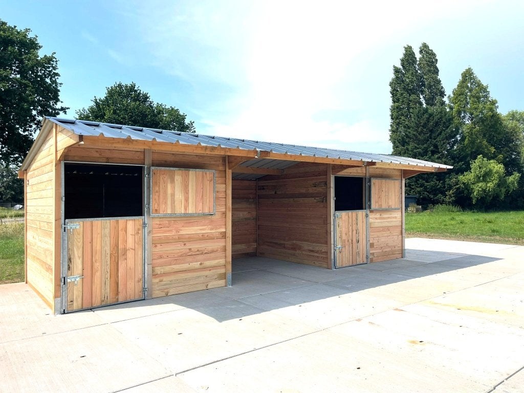 Stal/Schuilstal/stal (3x3)3 in massief Douglashout, Weidegang, 2 of 3 paarden of pony's