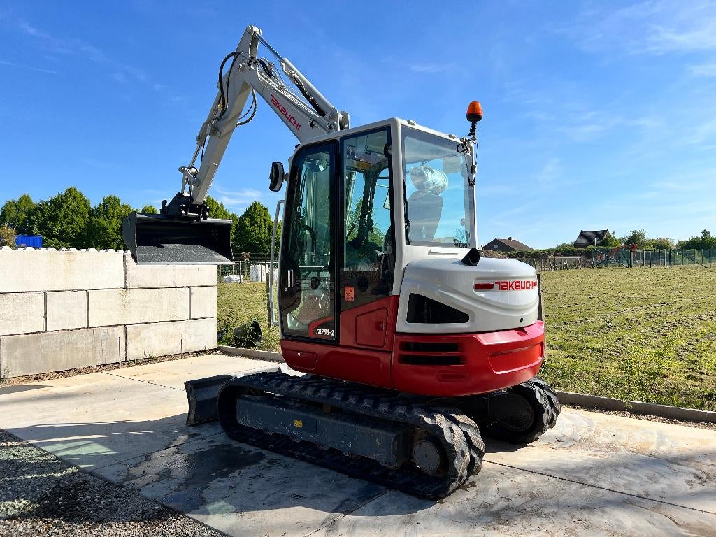 Takeuchi TB250-2 minigraver nieuwstaat, Zakelijke goederen, Machines en Bouw | Kranen en Graafmachines, Ophalen, Graafmachine