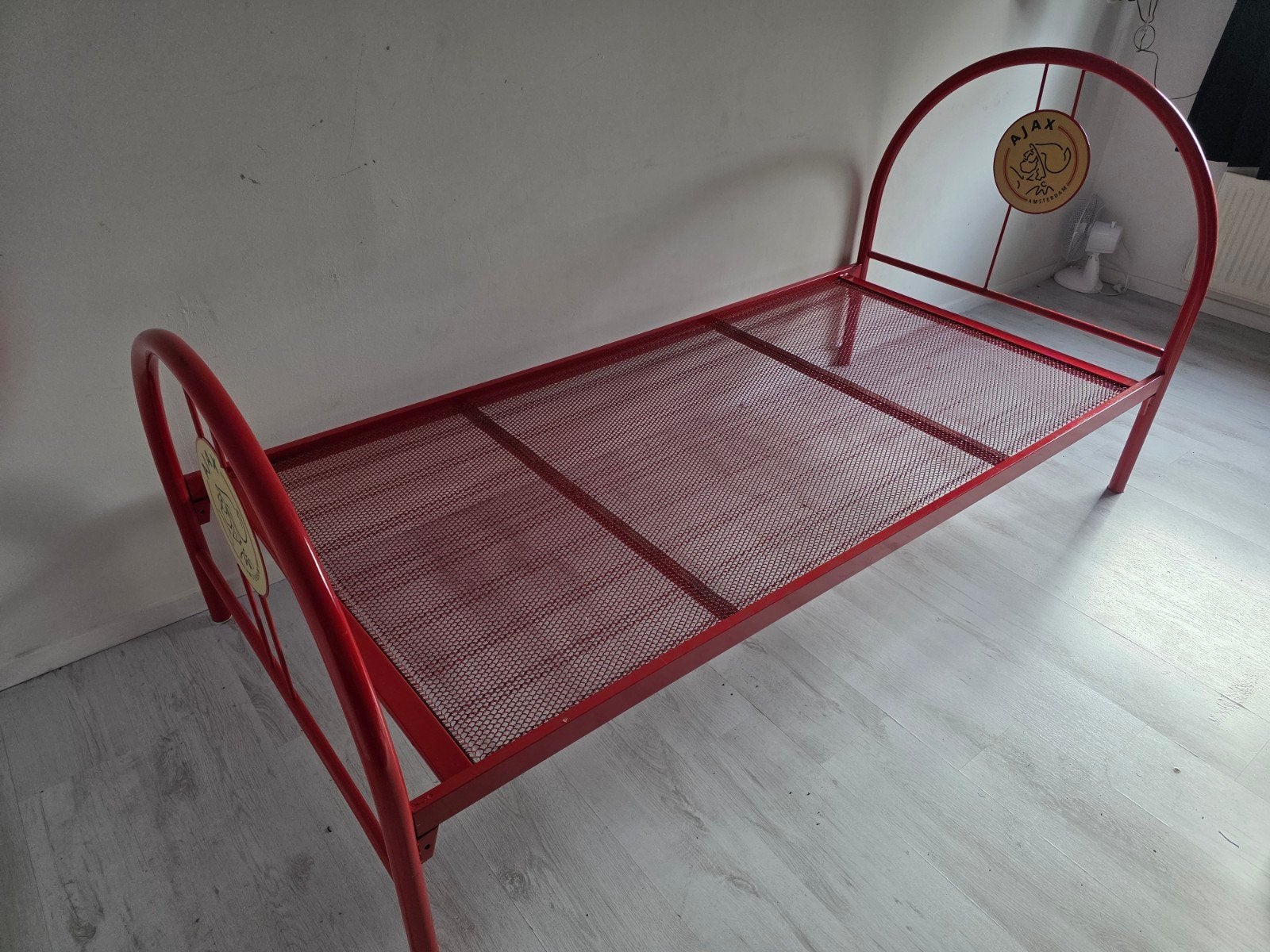 Ajax eenpersoonsbed - rood metalen bedframe, Ophalen, Gebruikt, 90 cm, Eenpersoons