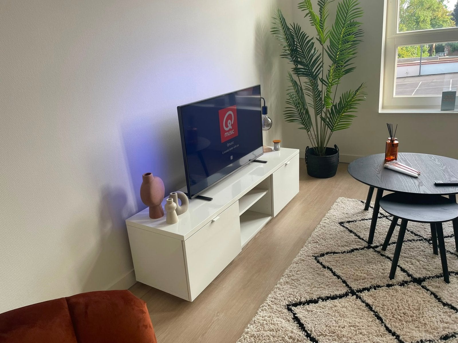Wit hoogglans tv meubel 160x42x45 met 2 deuren en open vak, Huis en Inrichting, Kasten | Televisiemeubels, Ophalen, Kunststof