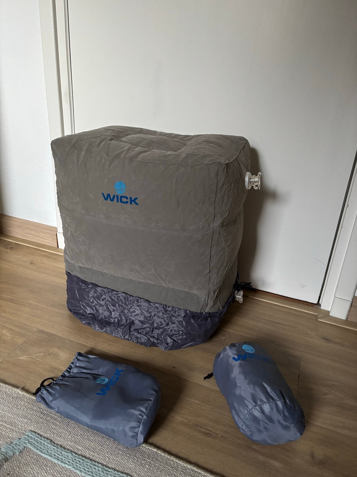 2 stuks Wick Opblaasbaar Voetenbankje/Reiskussen - Grijs, Ophalen of Verzenden, Zo goed als nieuw