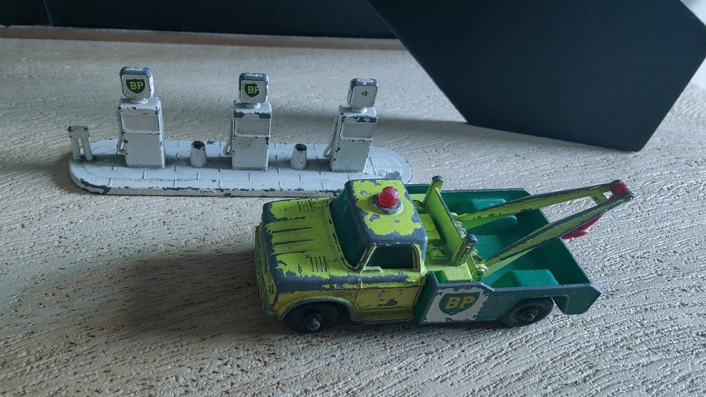 Matchbox BP takelwagen en BP benzine pompen, Ophalen, Gebruikt
