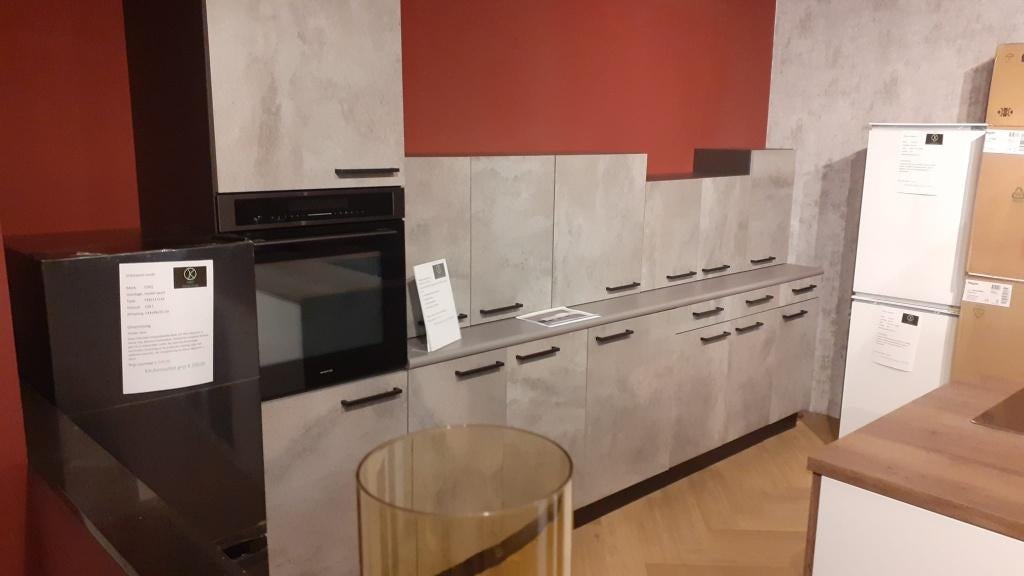 NIEUWE KEUKEN STAAT IN DE SHOWROOM COMPLEET MET APPARATUUR, Huis en Inrichting, Keuken | Complete keukens, Ophalen of Verzenden