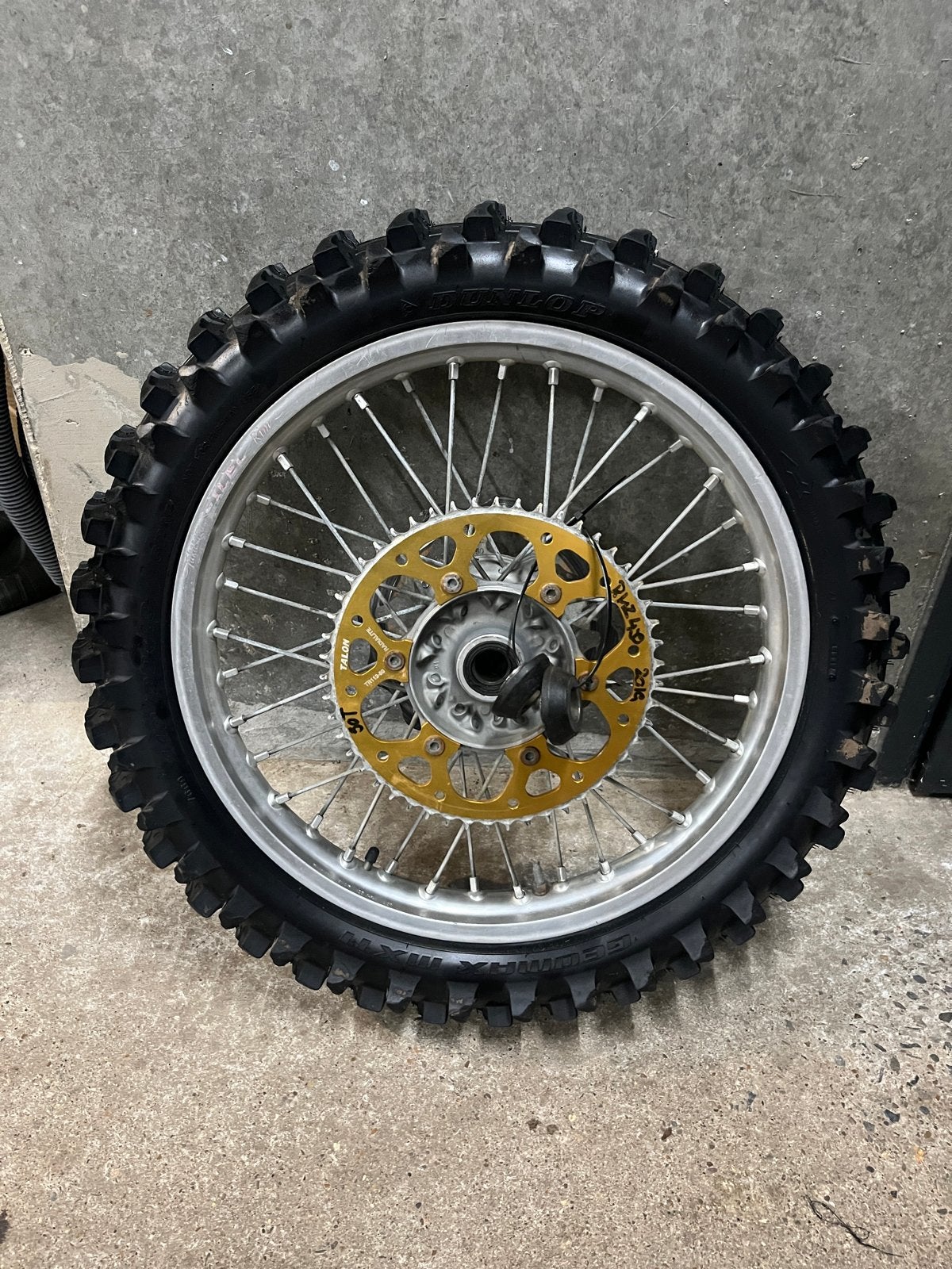 Achterwiel Suzuki RMZ 450 - Excel velg met Dunlop band, Ophalen, Excel, Gebruikt, Vincent van goghstraat