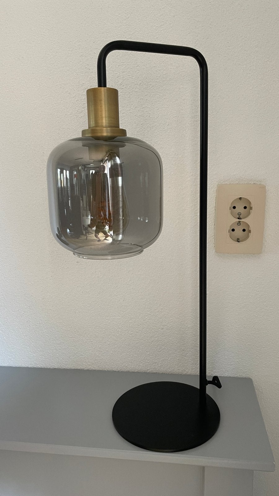 Moderne tafellamp met rookglas en messing accent, Ophalen, E27 (groot), Zo goed als nieuw, Zwart