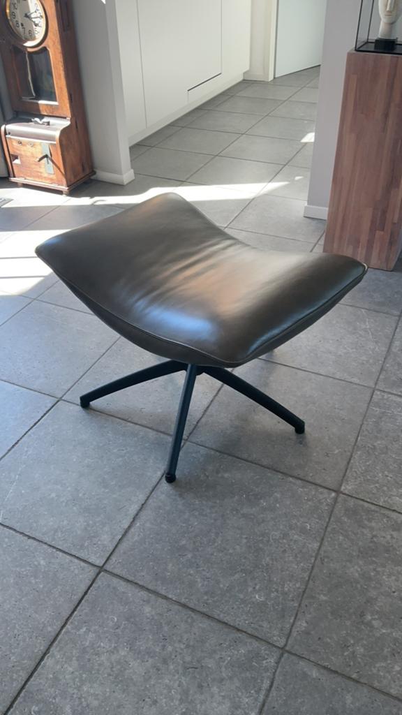 Leren poef/ voetenbankje, Ophalen, Minder dan 75 cm, Leer, Zo goed als nieuw