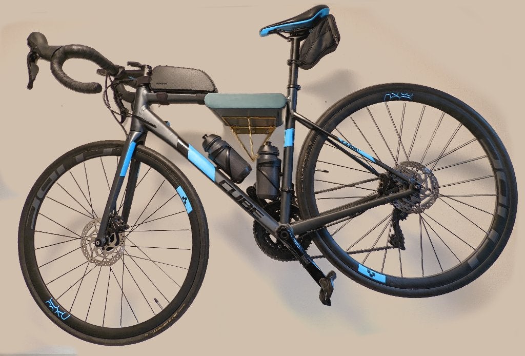 Twee stijlvolle houten fiets ophangsystemen / muurbeugels, Ophalen, Minder dan 50 cm, Gebruikt, Minder dan 100 cm