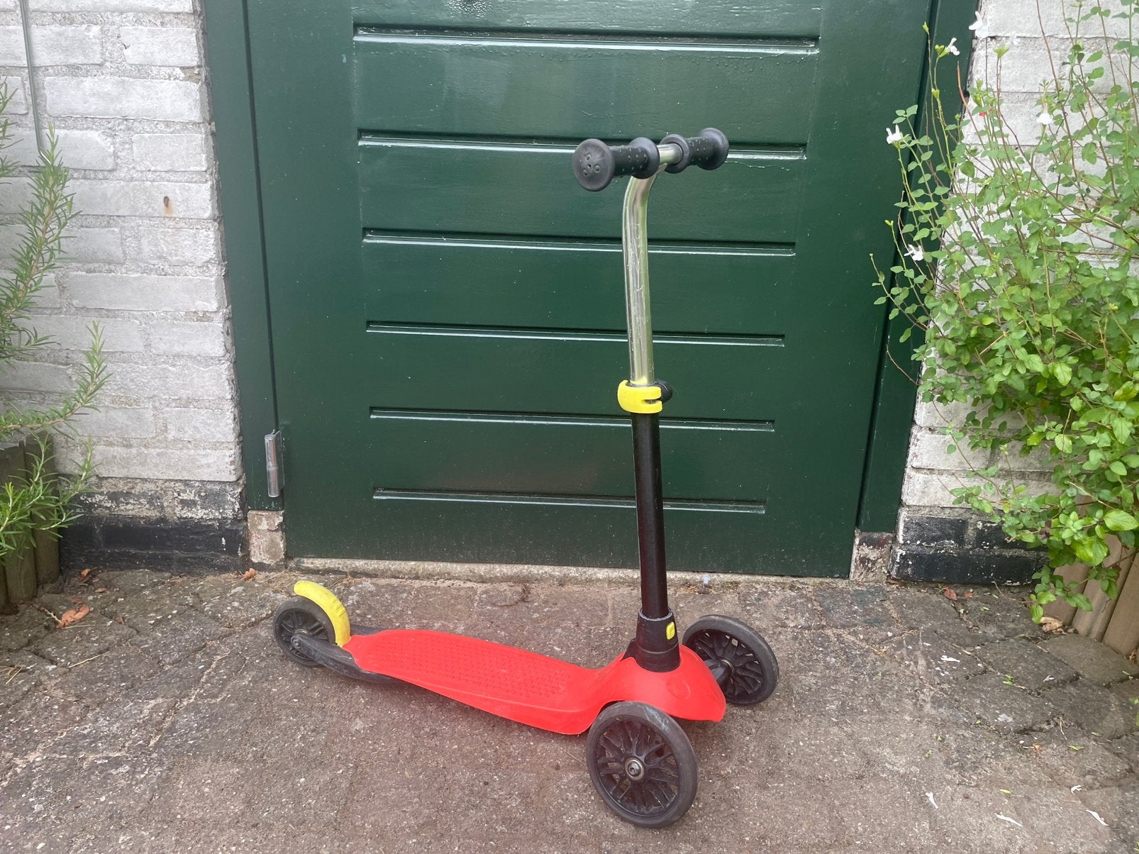 Step met drie wielen, zwart met rood en geel, Fietsen en Brommers, Steps, Ophalen, Gebruikt, Gewone step