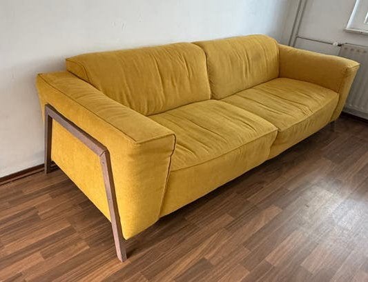Gratis!! Nu ophalen - scandinavisch design gele driezit bank, Huis en Inrichting, Banken | Bankstellen, Ophalen, Gebruikt, Driepersoons