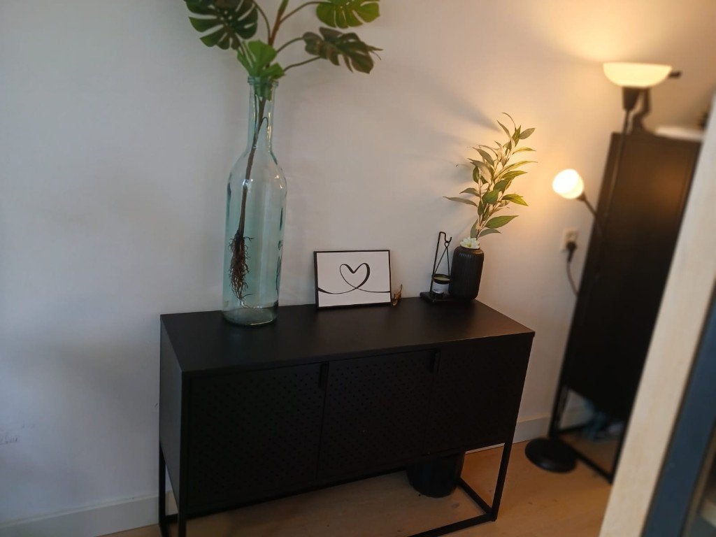 Zwart dressoir met geperforeerde deuren, Ophalen, Zo goed als nieuw