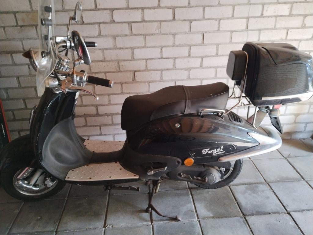 Fosti Retro Scooter - Zwart met Windscherm en Topkoffer, Fietsen en Brommers, Scooters | Vespa, Ophalen of Verzenden, Gebruikt