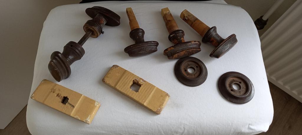 Oude houten deurkrukken met rozetten, Ophalen, Gebruikt, Overige materialen, Overige typen