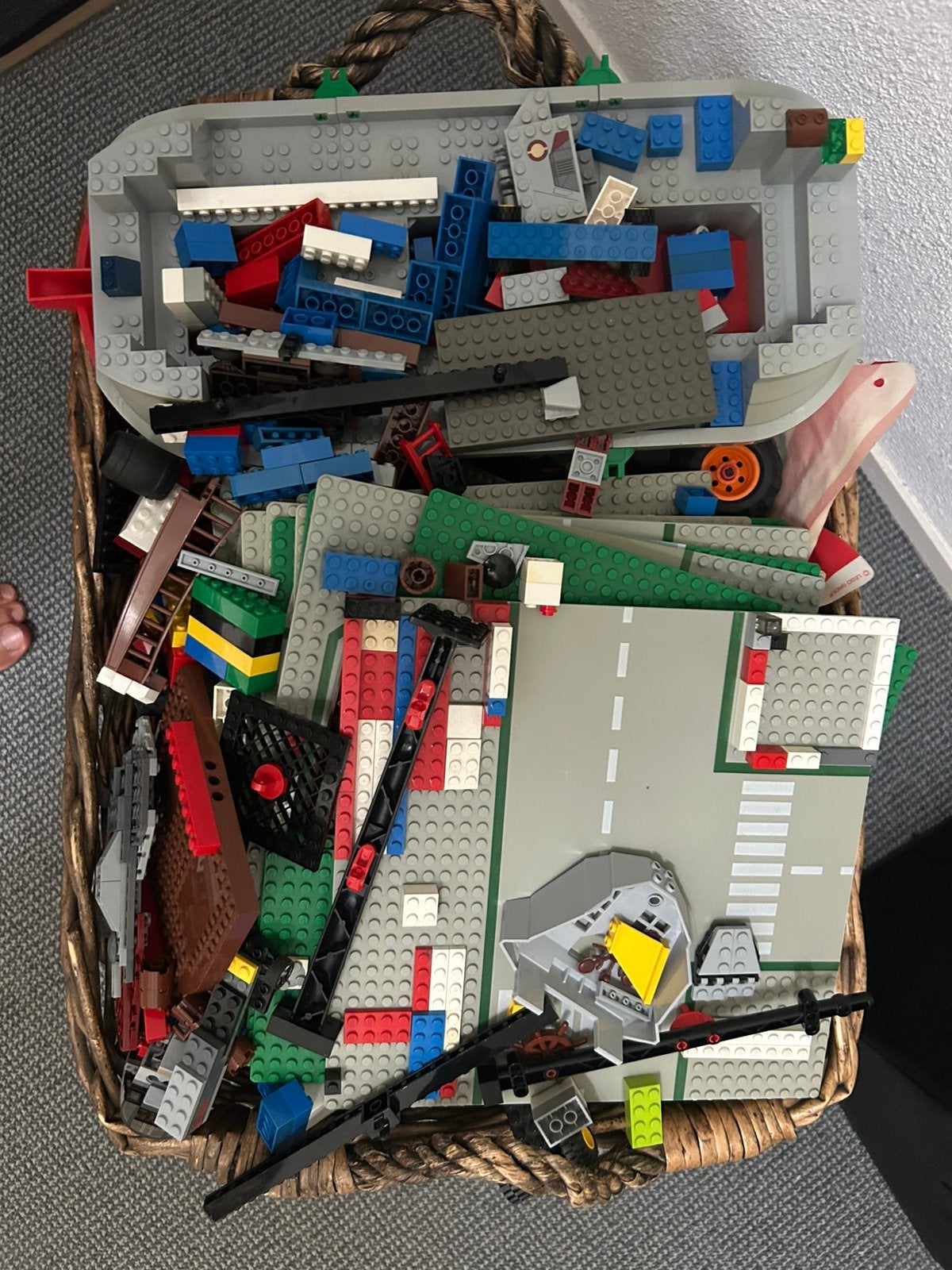 Grote bak met LEGO met wegen platen., Ophalen, Gebruikt