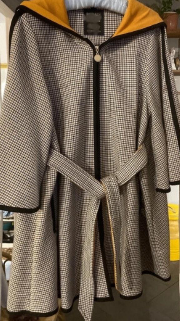 Max Mara Poncho geel zwart creme 44/46, Geel, Nieuw, Ophalen of Verzenden, Maat 42/44 (L)