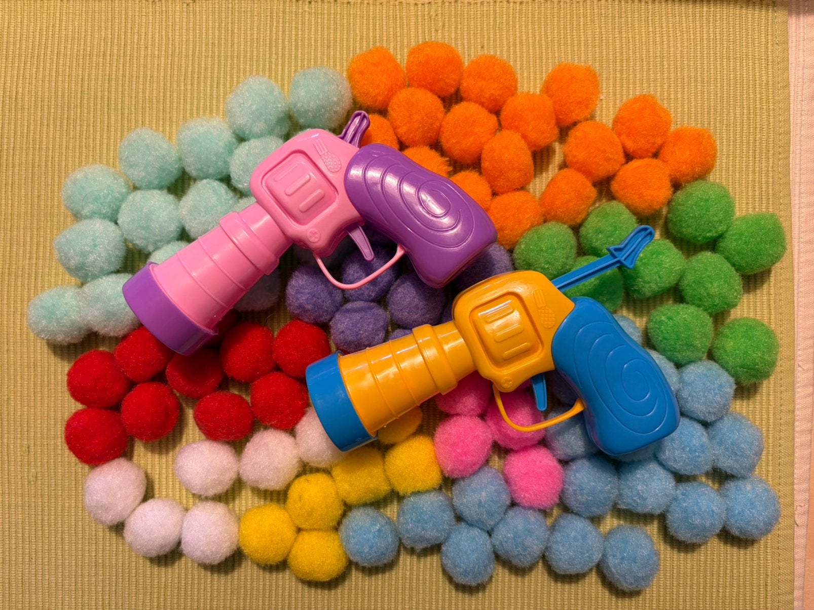 2 plastic pistolen met ca. 100 pommetjes, Ophalen of Verzenden, Zo goed als nieuw, Jongen of Meisje