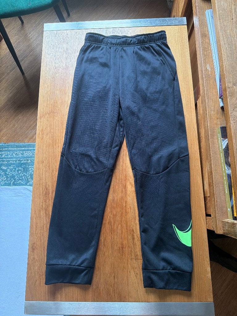 Nike dri fit trainingsbroek 158 zgan, Broek, Jongen of Meisje, Ophalen of Verzenden, Zo goed als nieuw