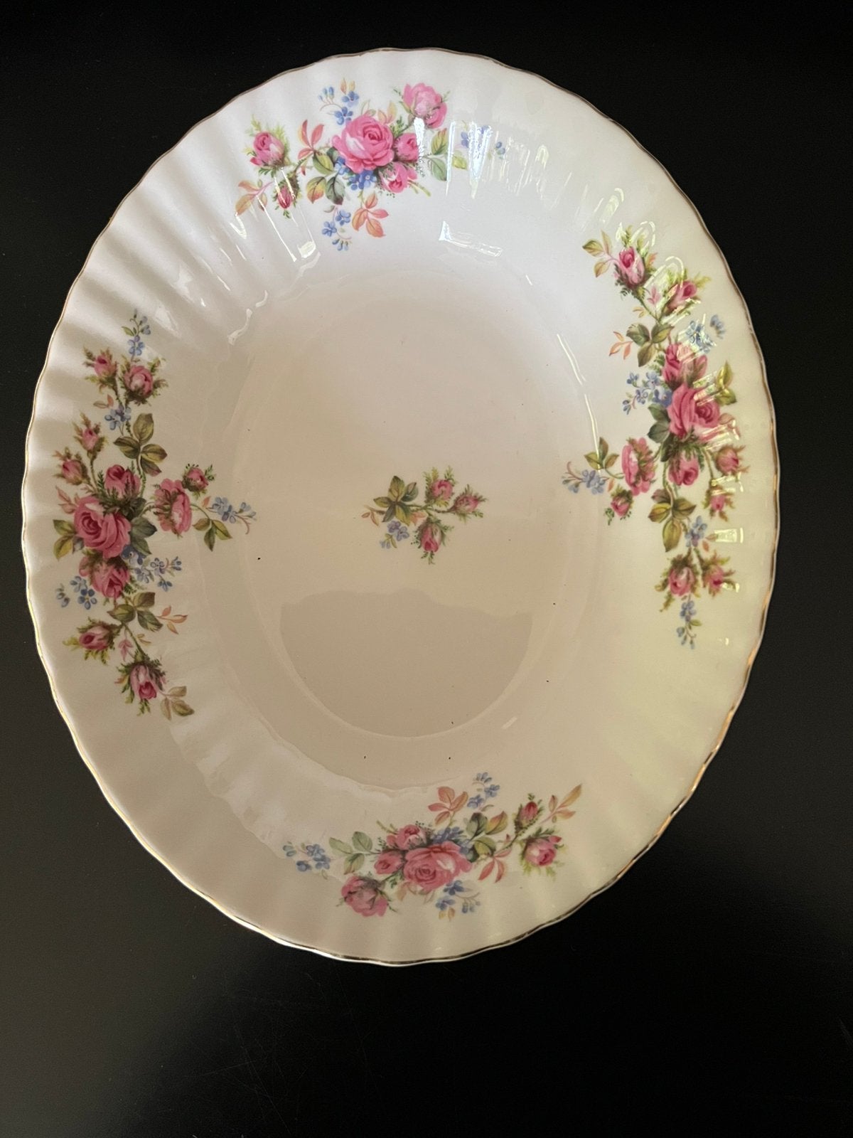 Royal albert schaal moss rose 22-19 cm, Ophalen of Verzenden, Zo goed als nieuw, Porselein, Bord of Schaal