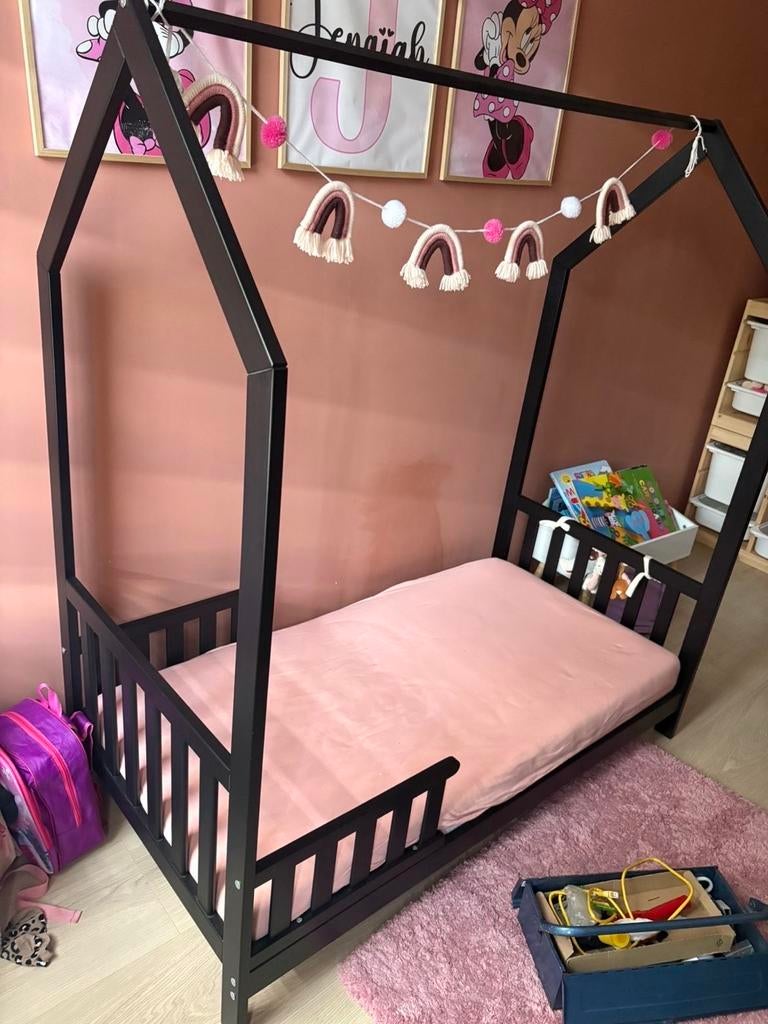 Peuterbed huisje - Zwart houten kinderbed, Kinderen en Baby's, Kinderkamer | Bedden, Ophalen, 70 tot 85 cm, Zo goed als nieuw