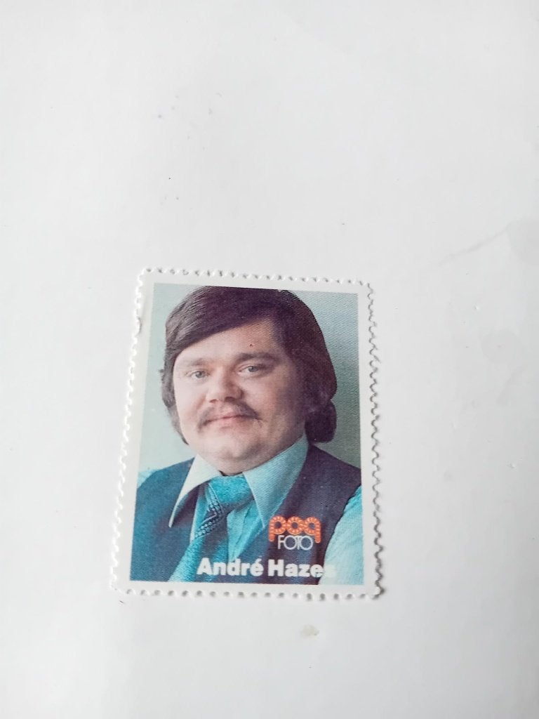 André Hazes sluitzegel Pop foto 4x3cm, Verzamelen, Ophalen of Verzenden, Zo goed als nieuw, Foto of Kaart