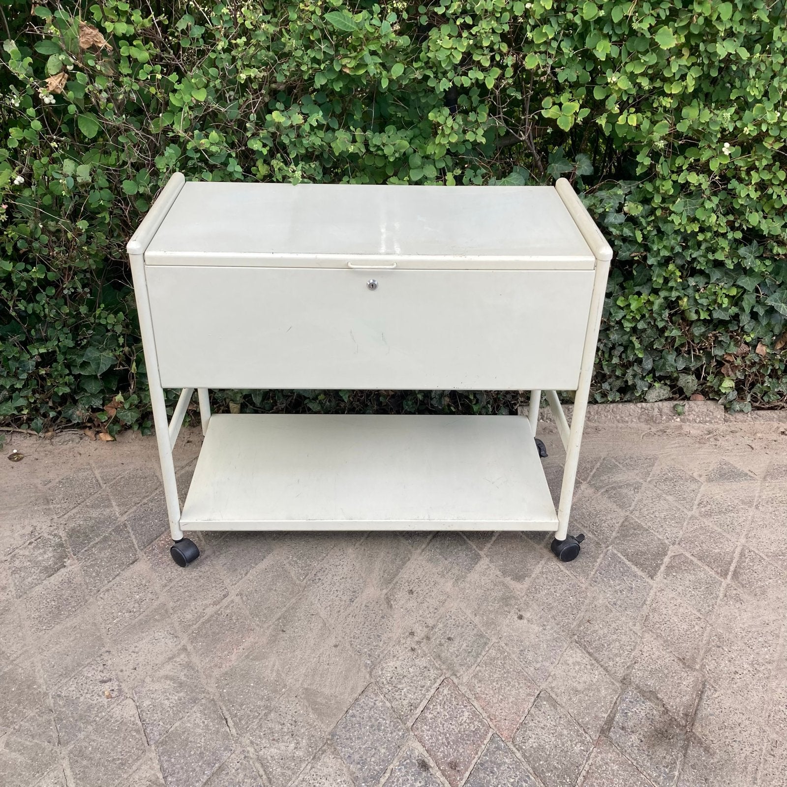 Beige Vintage Stalen Archiefkast op Wielen - 89x44x76 cm, Ophalen