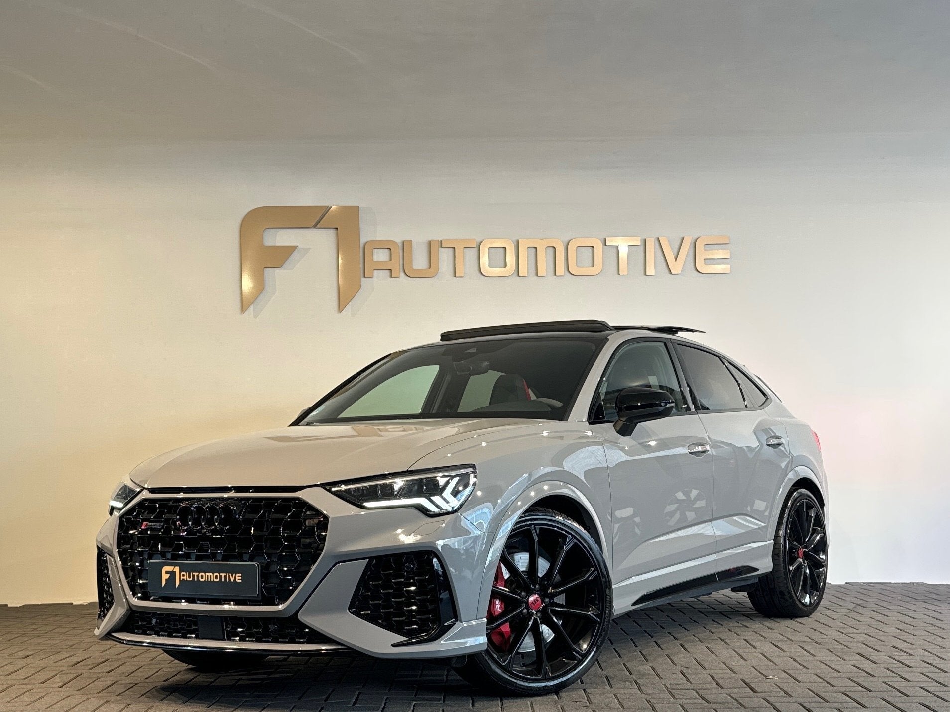 Audi RSQ3 Sportback 2.5 TFSI Pano|RS Seat|Trekhaak|Sfeer|VOL, Automaat, Gebruikt, Zwart, 1675 kg