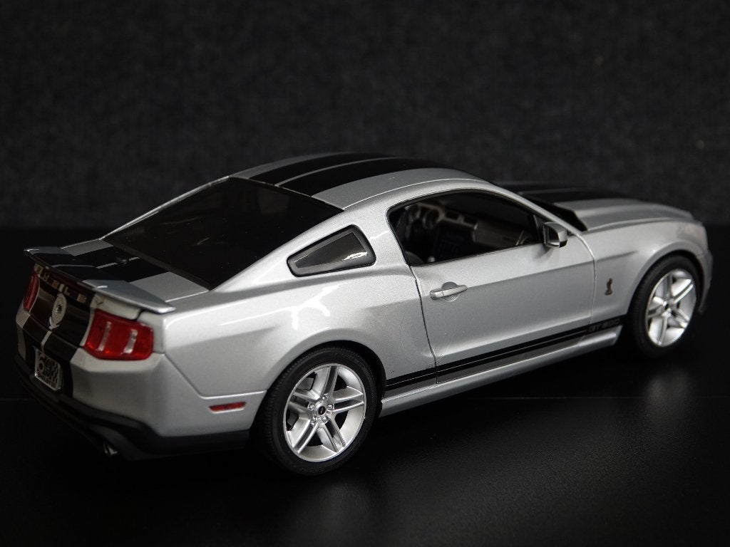 Greenlight 1:18 2011 Shelby Mustang GT500 zilvergrijs-zwart, Hobby en Vrije tijd, Modelauto's | 1:18, Overige merken, Auto, Onbekend