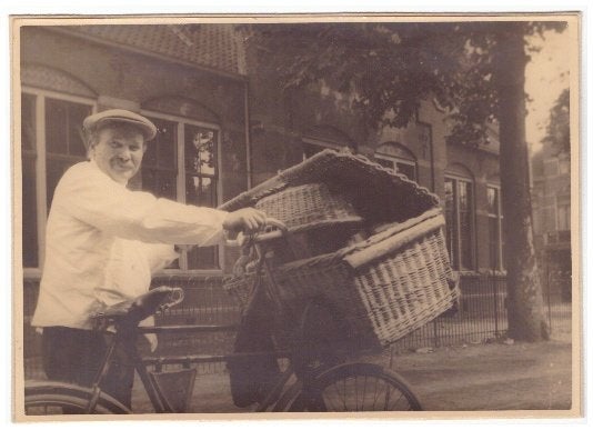 Bakker of slager met bakfiets, Verzenden, Foto, Zo goed als nieuw, Voor 1940
