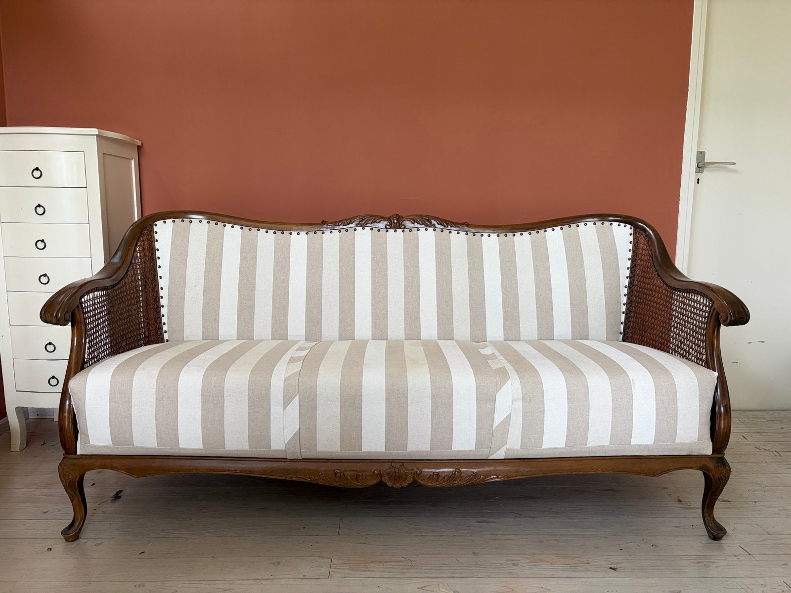 Lodewijk XV-stijl canapé met rotan en gestreepte bekleding, Antiek en Kunst, Ophalen