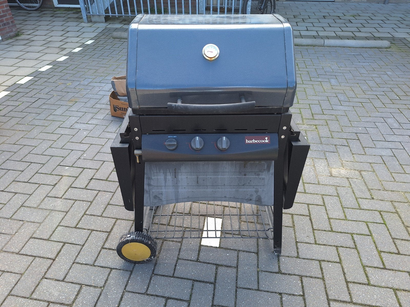 Barbecook barbecue met thermometer en uitklapbare tafels, Ophalen, Gebruikt, Barbecook