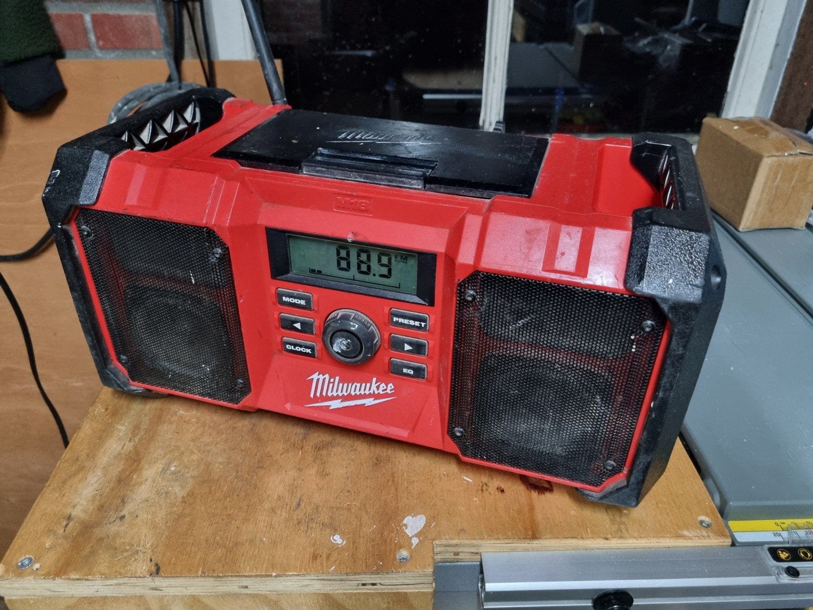 Milwaukee M12 Radio met 18V 4Ah Accu, Doe-het-zelf en Verbouw, Gebruikt