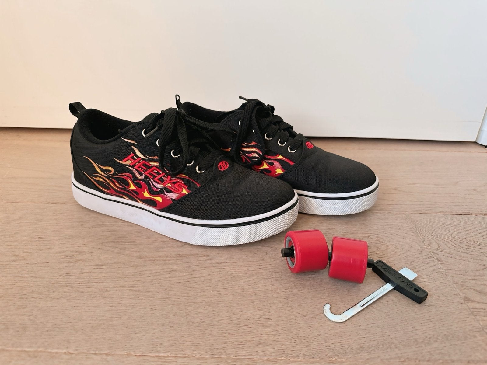 Heelys Black & Red Flames - Maat 38 EU - Roller nooit gebrui, Fietsen en Brommers, Steps, Zo goed als nieuw, Overige typen, Ophalen of Verzenden