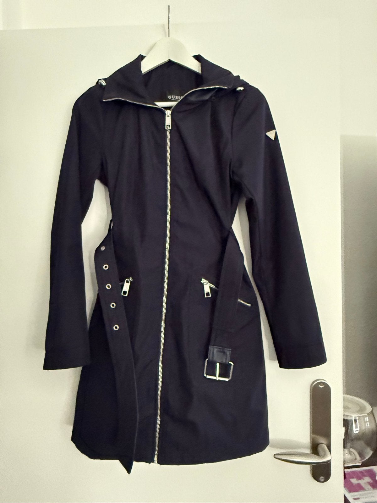 Guess jas/trenchcoat met capuchon en riem als nieuw, Kleding | Dames, Ophalen of Verzenden, Nieuw, Maat 36 (S), Blauw