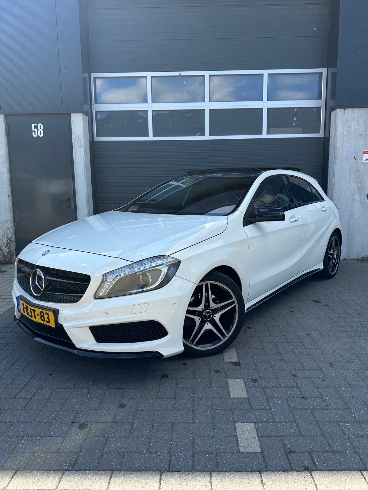 Mercedes-Benz A-Klasse A180 1.6 AMG Pakket 2013 Wit, Auto's, Mercedes-Benz, Voorwielaandrijving, 4 cilinders, Handgeschakeld, 685 kg