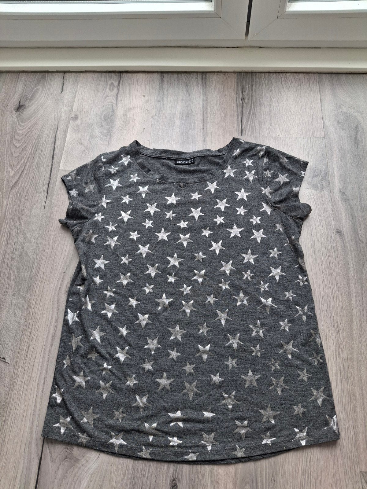 Grijs T-shirt met zilveren sterren - Janina bijna gratis, Maat 38/40 (M), Ophalen of Verzenden, Zo goed als nieuw, Korte mouw