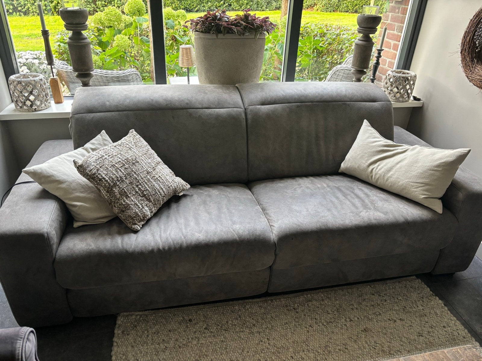 Grijze microvezel bank met elektrisch relaxdeel, Ophalen, Gebruikt, Driepersoons, 75 tot 100 cm