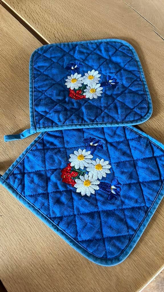 2 blauwe pannenlappen met edelweiss motief, Ophalen of Verzenden, Zo goed als nieuw, Blauw, Overige typen