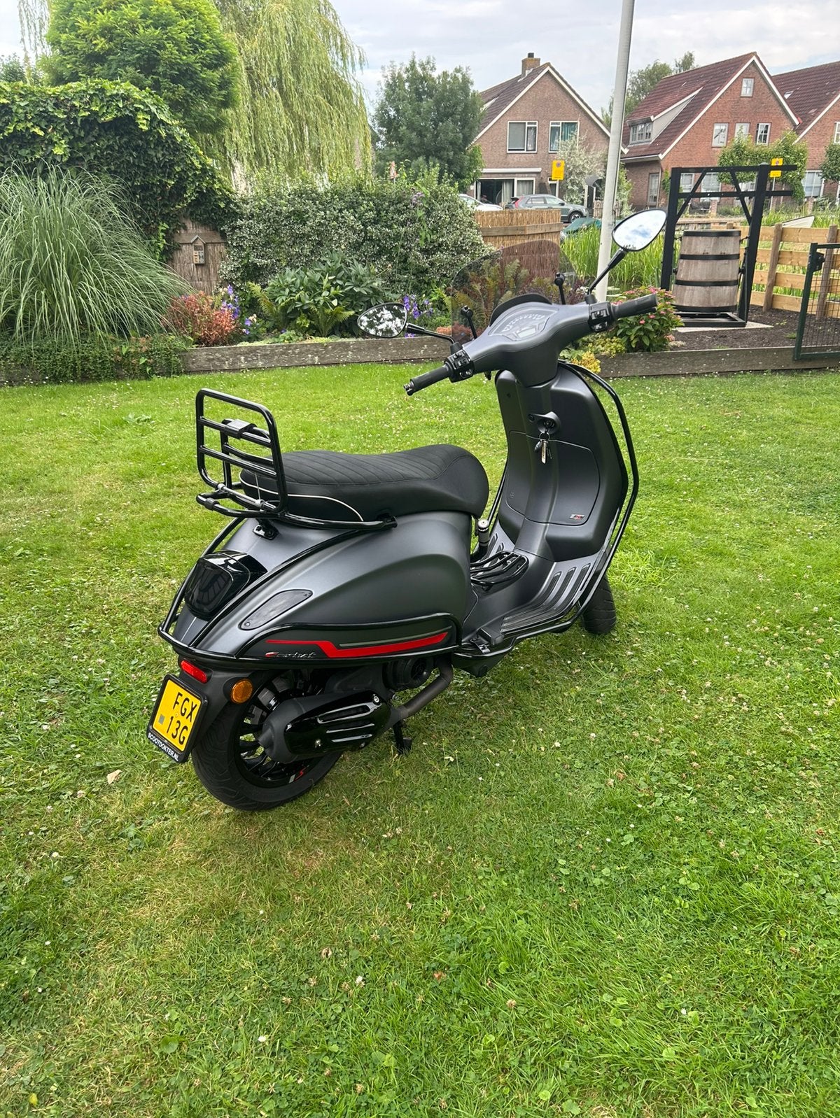 Zo goed als nieuwe vespa sprint ZADEL, Fietsen en Brommers, Brommeronderdelen | Scooters, Ophalen of Verzenden, Zo goed als nieuw