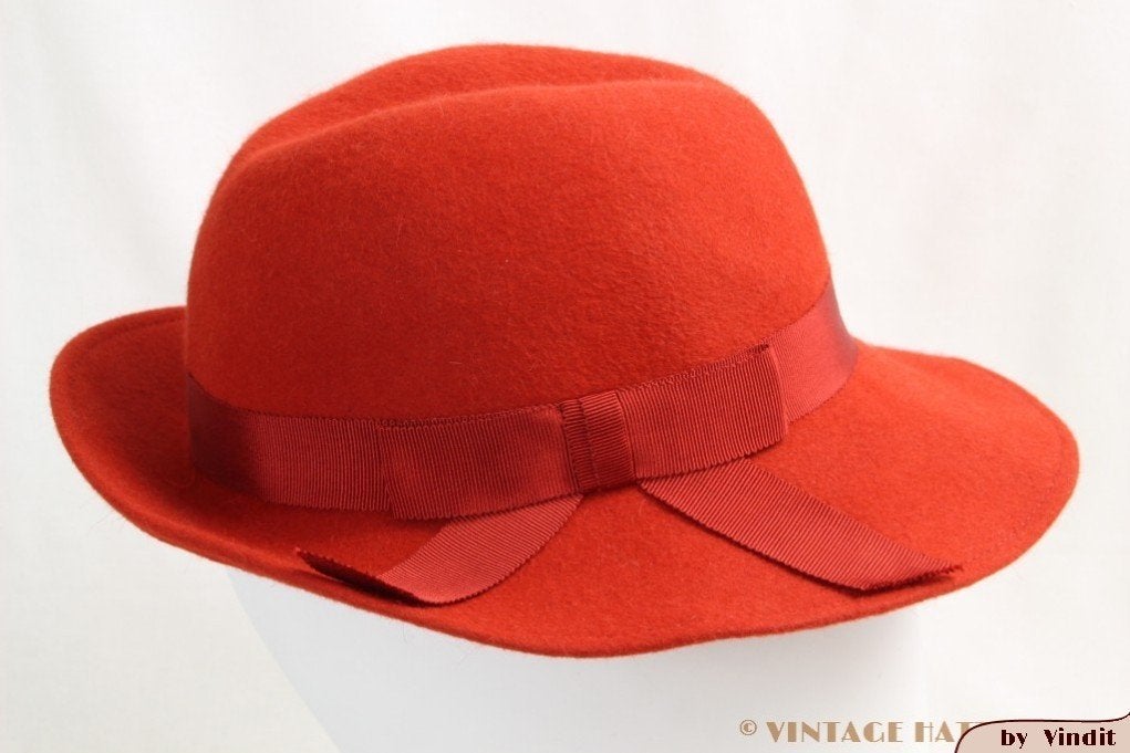 kleine Vintage Dameshoed rood 54 gratis verzenden Nederland, 134 t/m 140, Gebruikt, Vintage tweedehands artikel en daarom onbekend