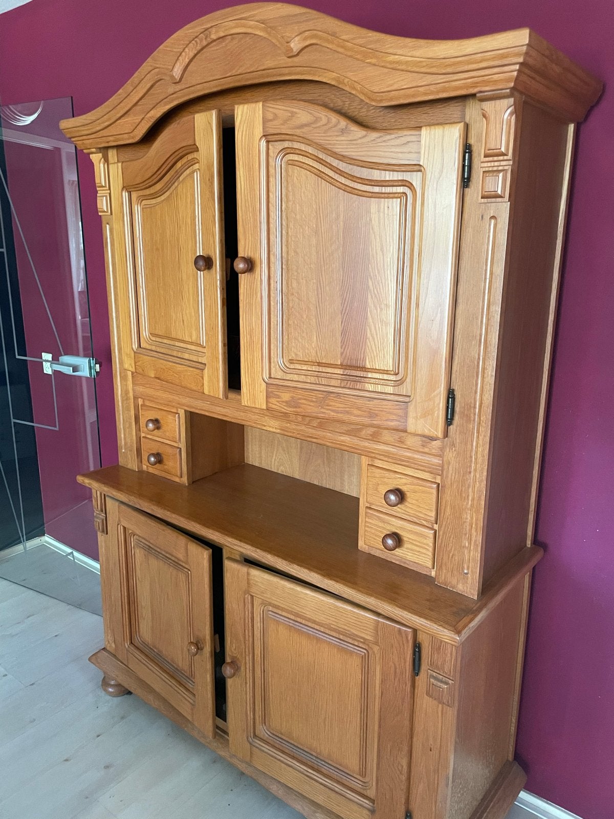 Massief eikenhouten buffetkast met sierlijke details, Antiek en Kunst, Antiek | Meubels | Kasten, Ophalen of Verzenden