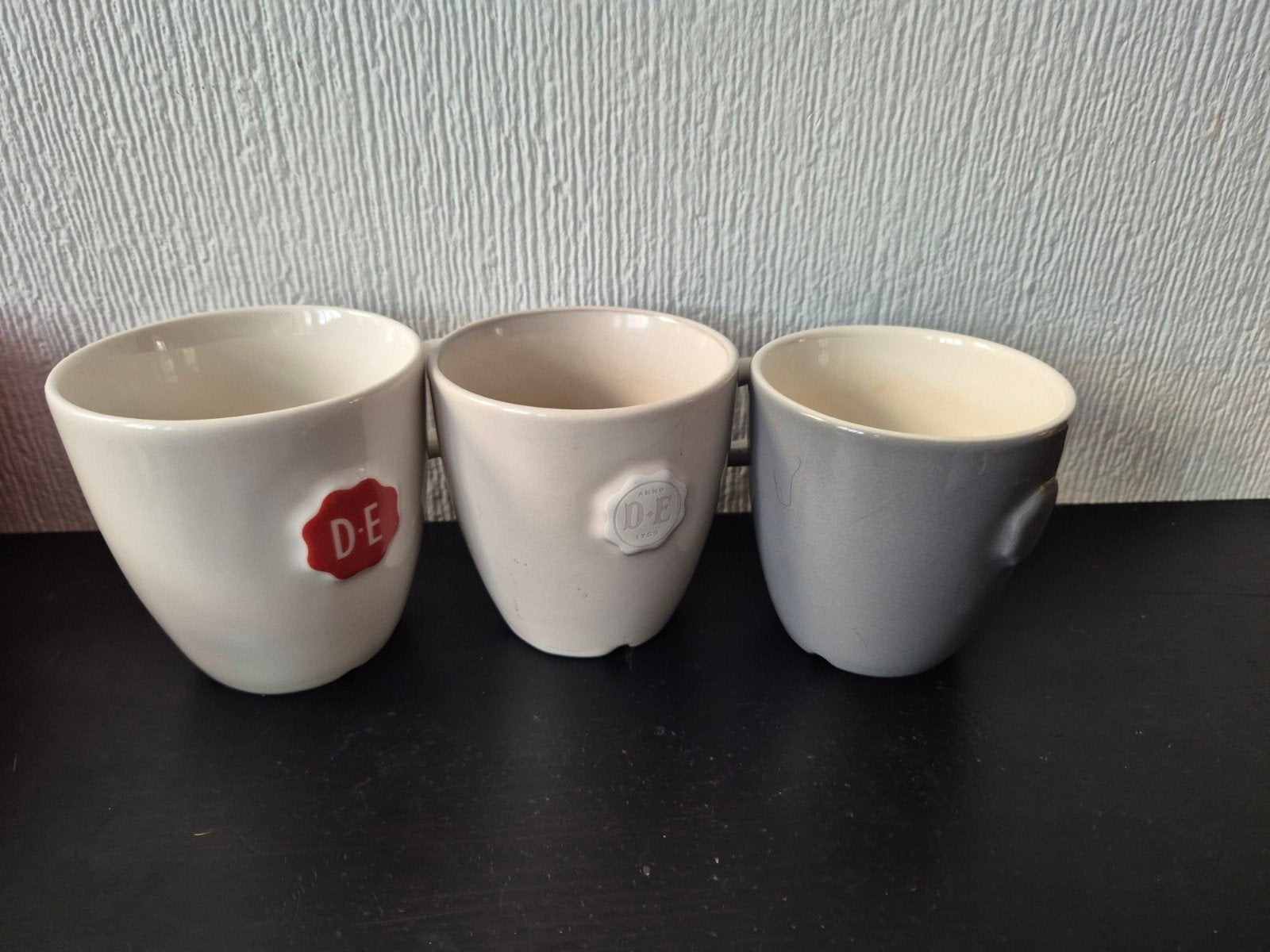 Drie Douwe Egberts mokken, Ophalen of Verzenden, Steen/keramiek, Meerkleurig, Overige merken