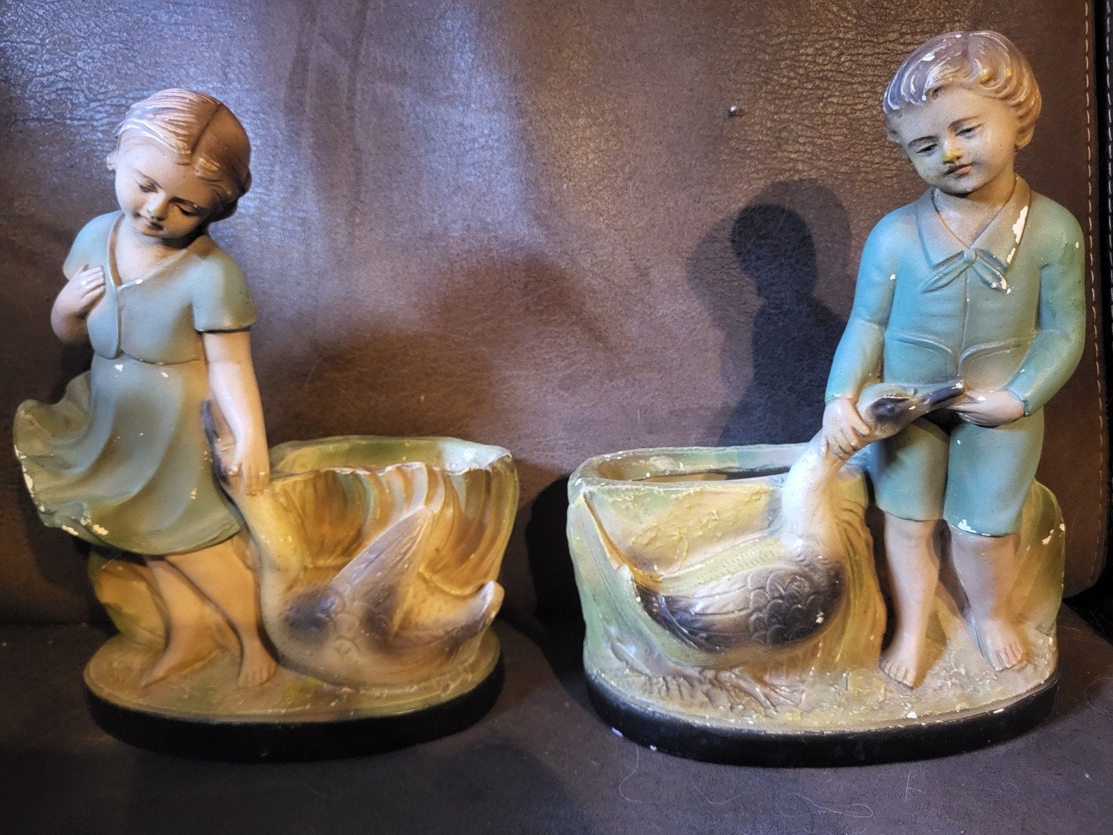 2 Vintage Beelden: Jongen en Meisje met Gans - 26 cm hoog, Ophalen of Verzenden, 20 - 50 cm, Overige materialen, Beeld