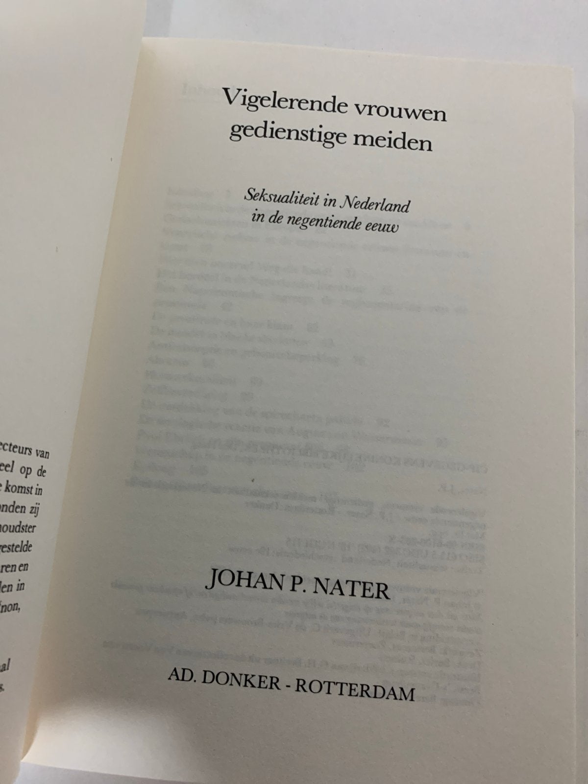 Vigelerende vrouwen, gedienstige meiden - Johan P. Nater, Ophalen of Verzenden, Zo goed als nieuw, Nederland