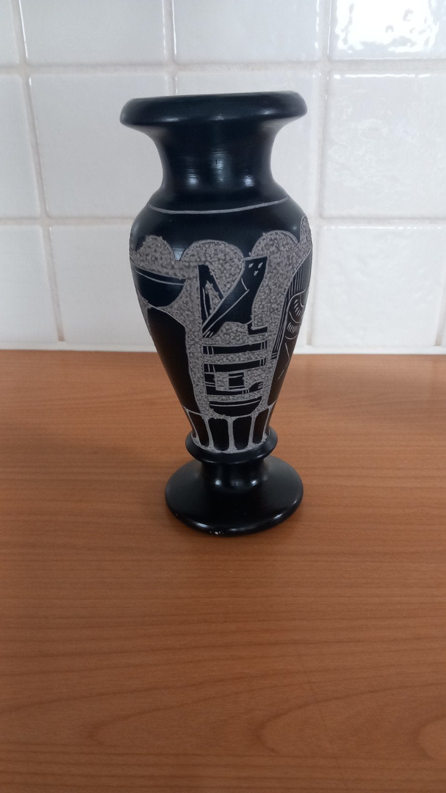 Zwarte basalt vaas met Egyptische motieven - 19 cm, Antiek en Kunst, Ophalen of Verzenden