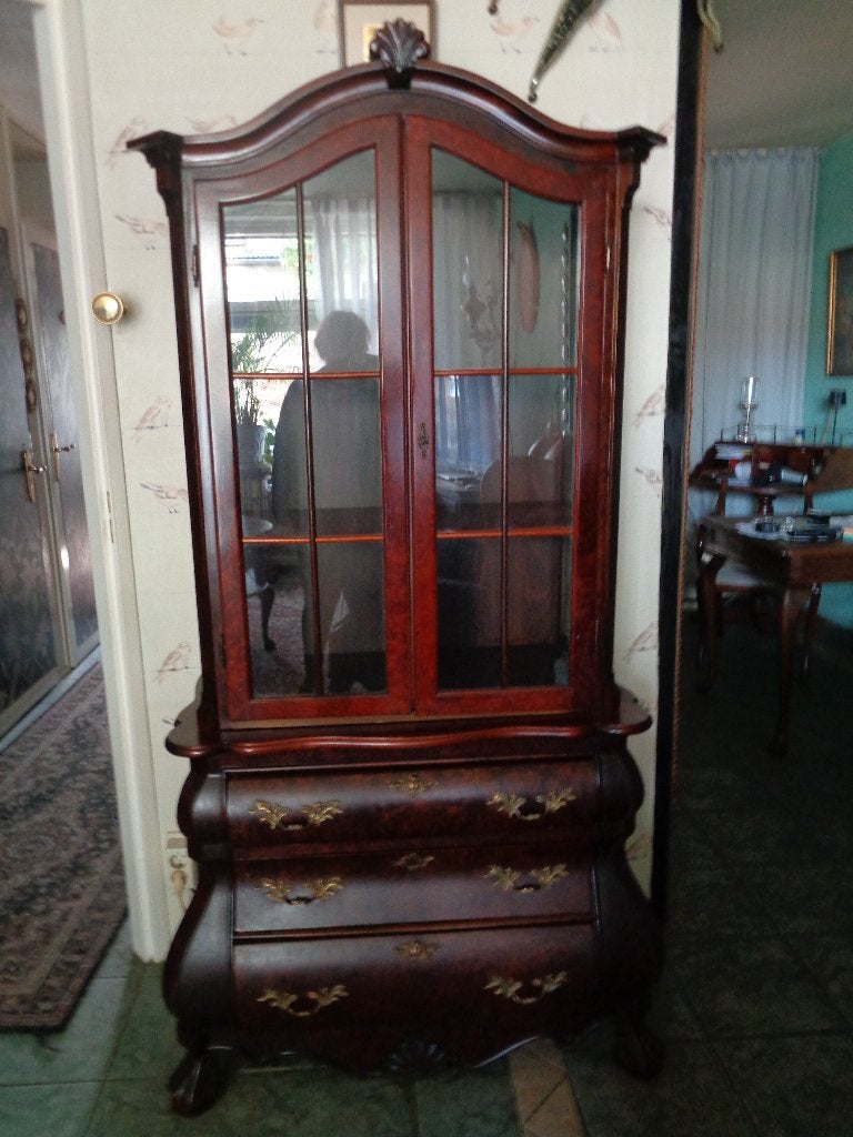 noten houten vitrine kast met koper beslag en leeuweklauwen, Ophalen, Gebruikt, Met deur(en), 50 tot 100 cm