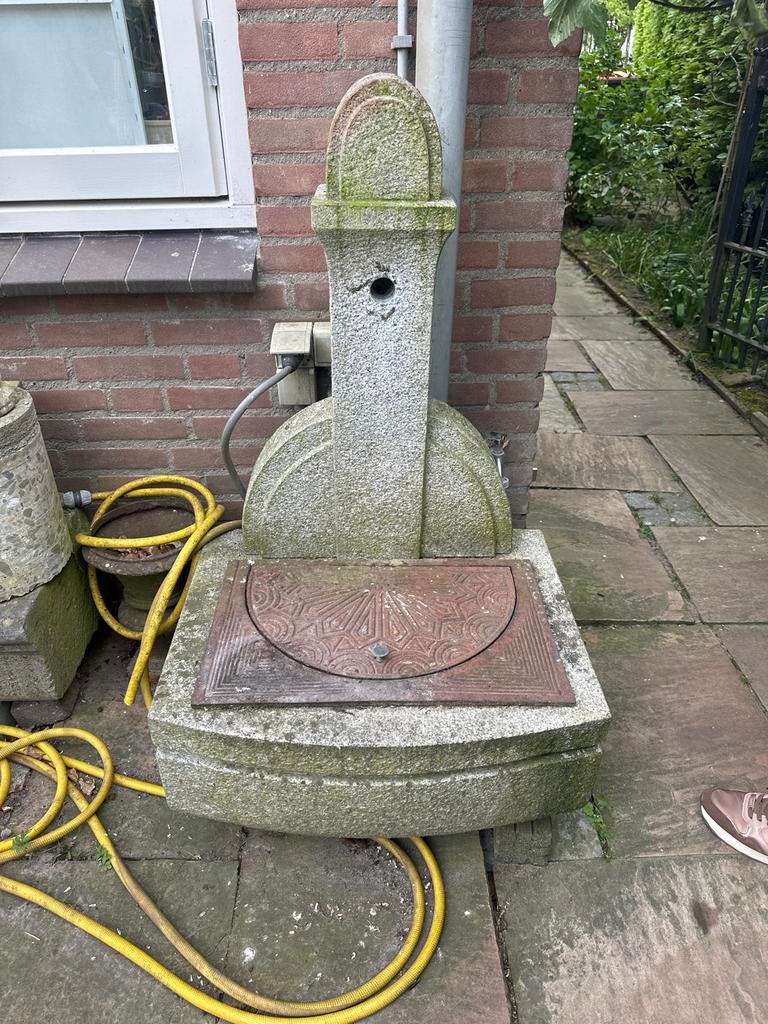 Antieke stenen fontein met metalen deksel, Ophalen of Verzenden, Gebruikt, Graniet, Fontein