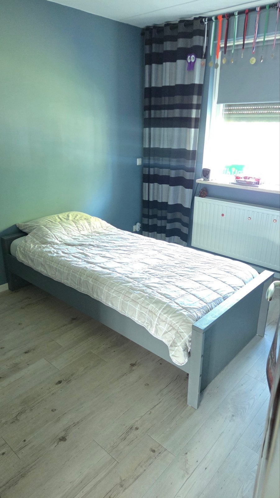 Eenpersoonsbed met lattenbodem - Grijs, Ophalen, Gebruikt, 90 cm, Eenpersoons
