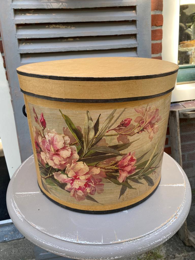 Mooie Hoedendoos van Meander, Kittie Markus, Bloemen, Roze, Ophalen