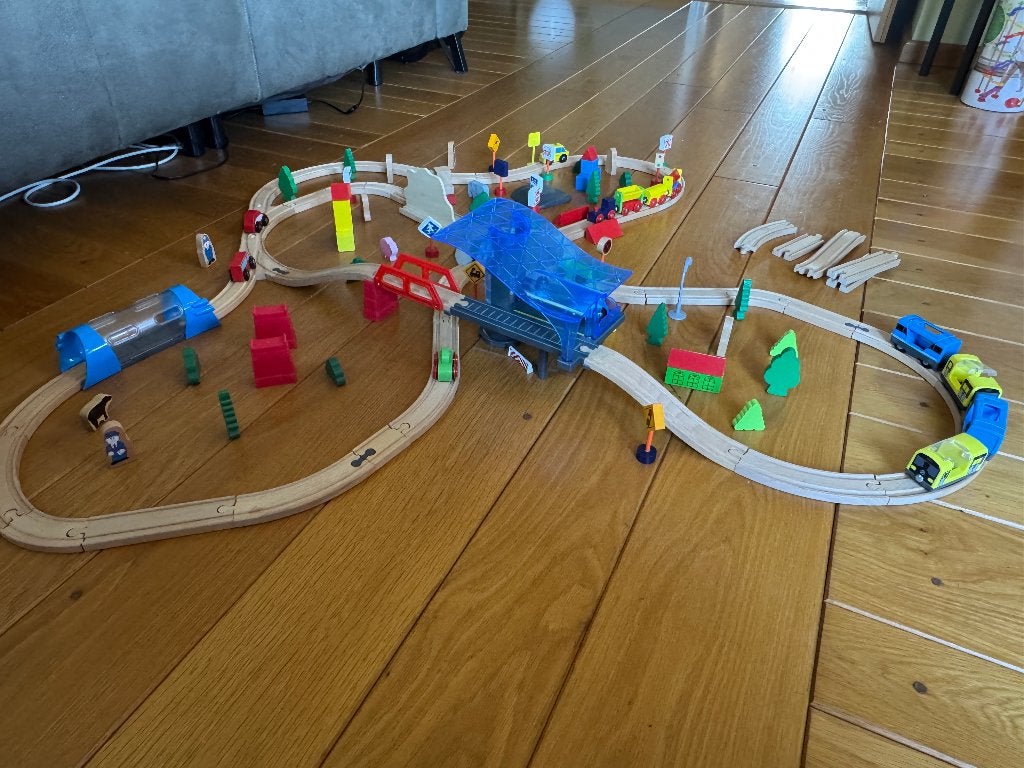te koop houten treinbaan met treinstation, Ophalen of Verzenden, Zo goed als nieuw