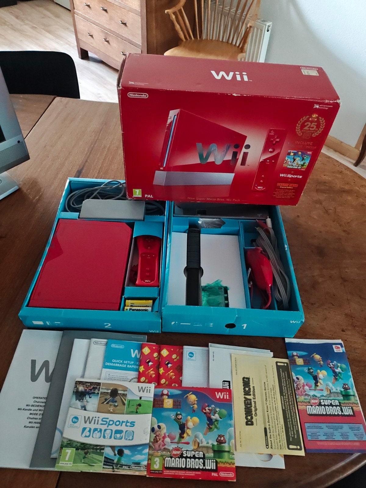 New Super Mario Bros.Wii 25th Anniversary Pack (CIB), Spelcomputers en Games, Ophalen of Verzenden, Zo goed als nieuw, Met 1 controller