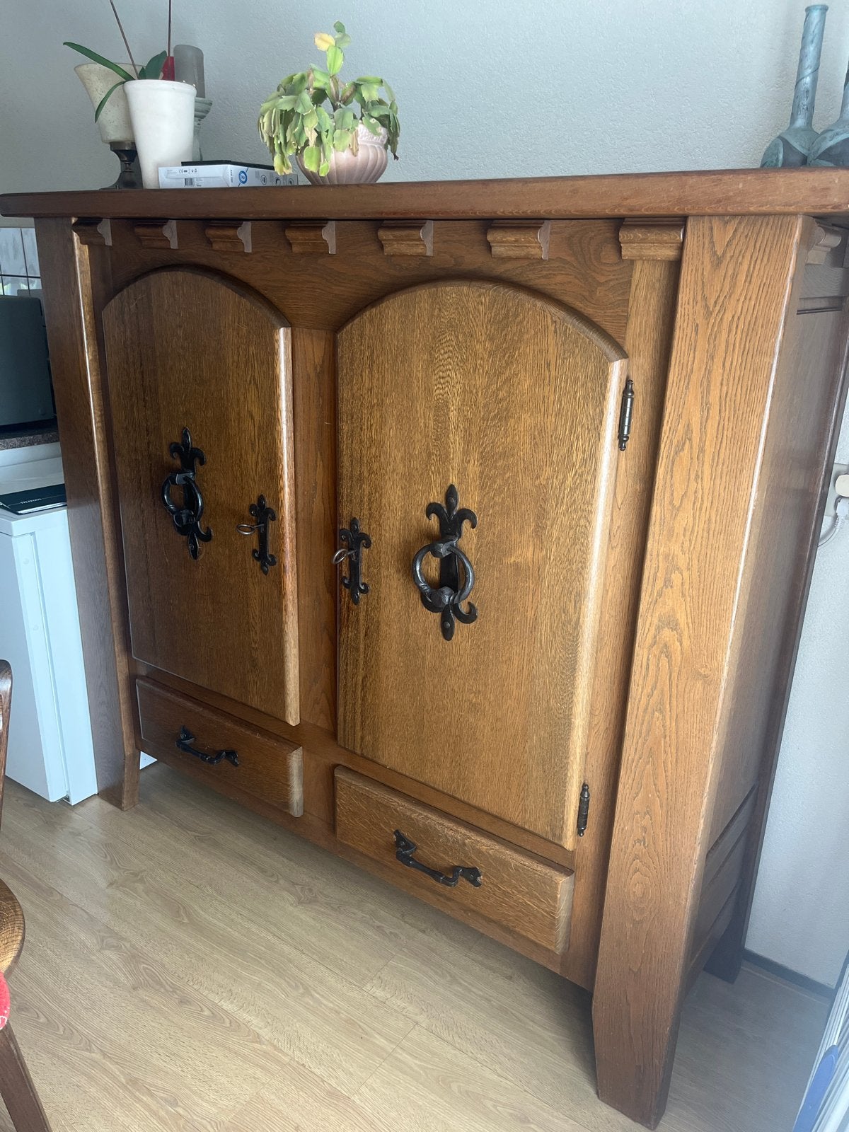 Eikenhouten kast met legplanken en blinde lade, Ophalen